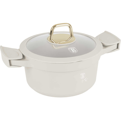 Imatge del producte de cassola amb tapa de 20 cm. Part de la col·lecció Sahara. Característiques: • Material: alumini fos • Cassola amb tapa Ø20*10,5 cm 2,8L • Color: crema mat • 2 mànecs de silicona desmuntables i resistents a la calor gratuïts. (Vista d'estudi). Producte oficial Berlinger, impulsat per Promintra sl.