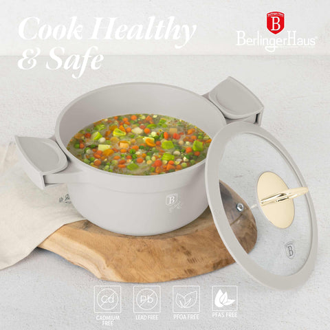 Imatge del producte de cassola amb tapa de 20 cm. Part de la col·lecció Sahara. Característiques: • Material: alumini fos • Cassola amb tapa Ø20*10,5 cm 2,8L • Color: crema mat • 2 mànecs de silicona desmuntables i resistents a la calor gratuïts. (Vista d'estudi). Producte oficial Berlinger, impulsat per Promintra sl.