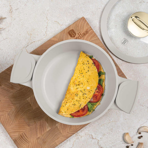 Imatge del producte de cassola amb tapa de 20 cm. Part de la col·lecció Sahara. Característiques: • Material: alumini fos • Cassola amb tapa Ø20*10,5 cm 2,8L • Color: crema mat • 2 mànecs de silicona desmuntables i resistents a la calor gratuïts. (Vista d'estudi). Producte oficial Berlinger, impulsat per Promintra sl.