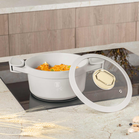 Imatge del producte de cassola amb tapa de 20 cm. Part de la col·lecció Sahara. Característiques: • Material: alumini fos • Cassola amb tapa Ø20*10,5 cm 2,8L • Color: crema mat • 2 mànecs de silicona desmuntables i resistents a la calor gratuïts. (Vista d'estudi). Producte oficial Berlinger, impulsat per Promintra sl.
