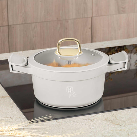 Imatge del producte de cassola amb tapa de 20 cm. Part de la col·lecció Sahara. Característiques: • Material: alumini fos • Cassola amb tapa Ø20*10,5 cm 2,8L • Color: crema mat • 2 mànecs de silicona desmuntables i resistents a la calor gratuïts. (Vista d'estudi). Producte oficial Berlinger, impulsat per Promintra sl.