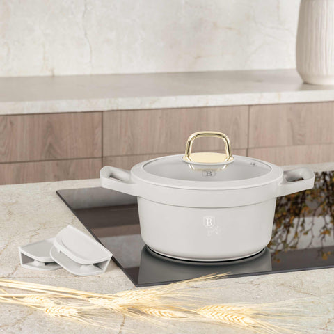 Imatge del producte de cassola amb tapa de 20 cm. Part de la col·lecció Sahara. Característiques: • Material: alumini fos • Cassola amb tapa Ø20*10,5 cm 2,8L • Color: crema mat • 2 mànecs de silicona desmuntables i resistents a la calor gratuïts. (Vista d'estudi). Producte oficial Berlinger, impulsat per Promintra sl.