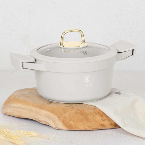 Imatge del producte de cassola amb tapa de 20 cm. Part de la col·lecció Sahara. Característiques: • Material: alumini fos • Cassola amb tapa Ø20*10,5 cm 2,8L • Color: crema mat • 2 mànecs de silicona desmuntables i resistents a la calor gratuïts. (Vista d'estudi). Producte oficial Berlinger, impulsat per Promintra sl.
