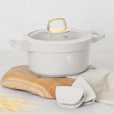 Imatge del producte de cassola amb tapa de 20 cm. Part de la col·lecció Sahara. Característiques: • Material: alumini fos • Cassola amb tapa Ø20*10,5 cm 2,8L • Color: crema mat • 2 mànecs de silicona desmuntables i resistents a la calor gratuïts. (Vista d'estudi). Producte oficial Berlinger, impulsat per Promintra sl.