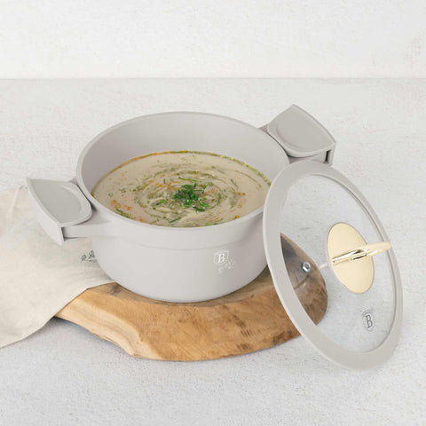 Imatge del producte de cassola amb tapa de 20 cm. Part de la col·lecció Sahara. Característiques: • Material: alumini fos • Cassola amb tapa Ø20*10,5 cm 2,8L • Color: crema mat • 2 mànecs de silicona desmuntables i resistents a la calor gratuïts. (Vista d'estudi). Producte oficial Berlinger, impulsat per Promintra sl.