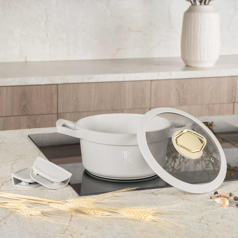 Imatge del producte de cassola amb tapa de 20 cm. Part de la col·lecció Sahara. Característiques: • Material: alumini fos • Cassola amb tapa Ø20*10,5 cm 2,8L • Color: crema mat • 2 mànecs de silicona desmuntables i resistents a la calor gratuïts. (Vista d'estudi). Producte oficial Berlinger, impulsat per Promintra sl.