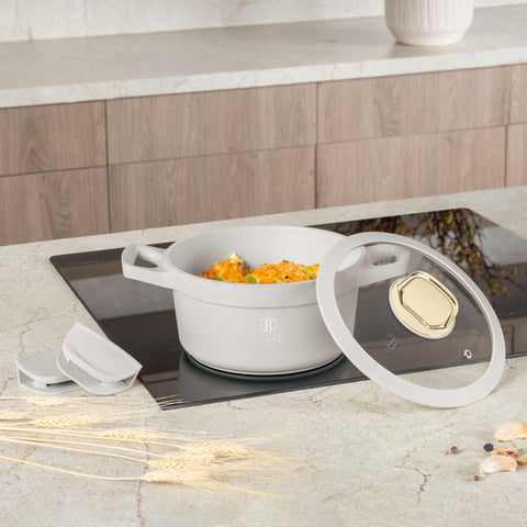 Imatge del producte de cassola amb tapa de 20 cm. Part de la col·lecció Sahara. Característiques: • Material: alumini fos • Cassola amb tapa Ø20*10,5 cm 2,8L • Color: crema mat • 2 mànecs de silicona desmuntables i resistents a la calor gratuïts. (Vista d'estudi). Producte oficial Berlinger, impulsat per Promintra sl.