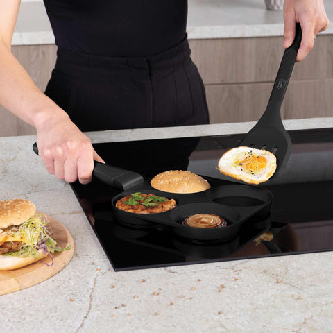 Imatge del producte de safata per a hamburgueses de 4 forats de 20 cm. Forma part de la col·lecció Matte Black/Black Rose. Característiques: • Material: alumini fos • Safata per a creps de Ø20*2,2 cm • Color: negre mat. (Vista d'estudi). Producte oficial de Berlinger, impulsat per Promintra sl.