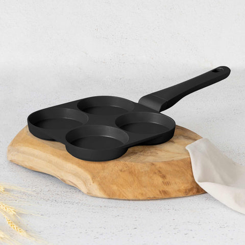 Imatge del producte de safata per a hamburgueses de 4 forats de 20 cm. Forma part de la col·lecció Matte Black/Black Rose. Característiques: • Material: alumini fos • Safata per a creps de Ø20*2,2 cm • Color: negre mat. (Vista d'estudi). Producte oficial de Berlinger, impulsat per Promintra sl.
