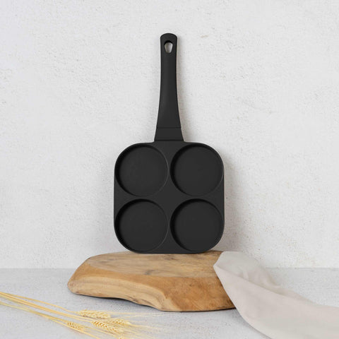 Imatge del producte de safata per a hamburgueses de 4 forats de 20 cm. Forma part de la col·lecció Matte Black/Black Rose. Característiques: • Material: alumini fos • Safata per a creps de Ø20*2,2 cm • Color: negre mat. (Vista d'estudi). Producte oficial de Berlinger, impulsat per Promintra sl.