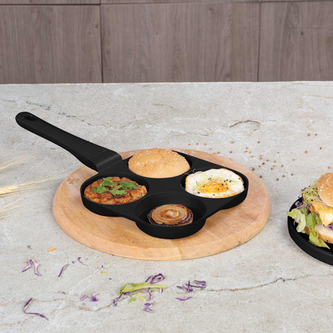 Imatge del producte de safata per a hamburgueses de 4 forats de 20 cm. Forma part de la col·lecció Matte Black/Black Rose. Característiques: • Material: alumini fos • Safata per a creps de Ø20*2,2 cm • Color: negre mat. (Vista d'estudi). Producte oficial de Berlinger, impulsat per Promintra sl.