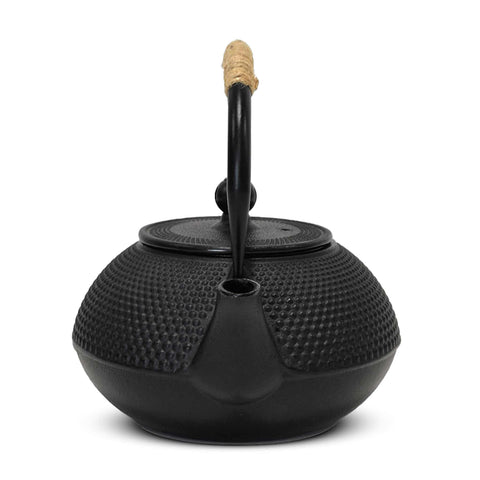 Product image of Cast iron tea pot 1,2L. Part of the Black Vantage Collection/Matte Black Collection/Black Silver Collection . Features: • Material: cast iron • Capacity: 1,2 L • 18/10 stainless steel filter • Color: black. (Studio view). Official Berlinger Haus product, boosted by Promintra sl.