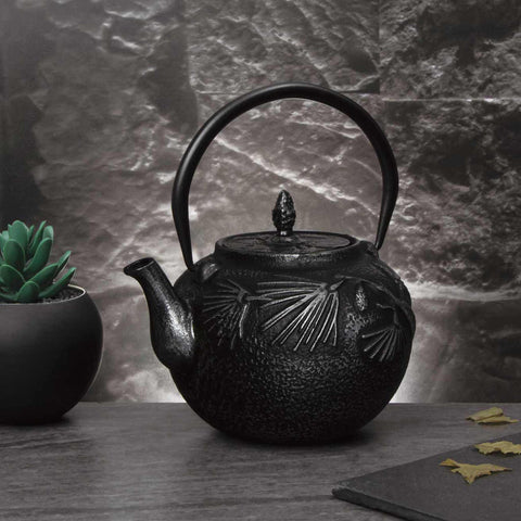 BH/7802, Tetera de hierro fundido 0,8L, negra, tetera, hierro fundido, tetera de hierro fundido,Black Silver Collection, Black Vantage Collection, Matte Black Collection, cookwareset, ehome, frypan, pot, tea-coffee, Imagen tipo estilo de vida: detalles y funciones.
