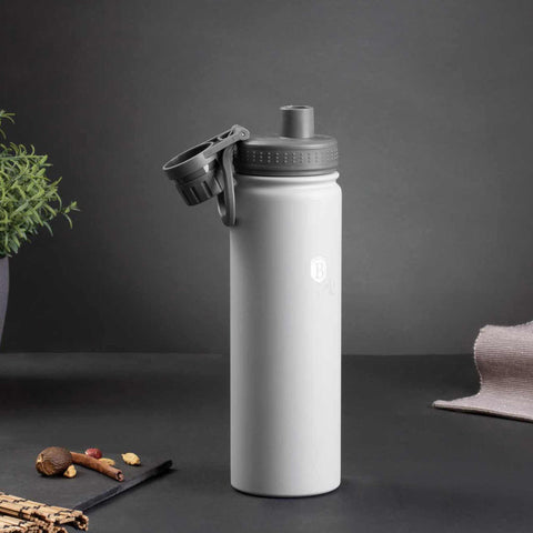 Imatge del producte d'ampolla esportiva de 720 ml. Forma part de la col·lecció Aspen. Característiques: • Material: cos interior d'acer inoxidable 18/10 • Capacitat: 720 ml • Color: gris mat • Embalatge: mitja caixa de regal. (Vista d'estudi). Producte oficial de Berlinger, impulsat per Promintra sl.