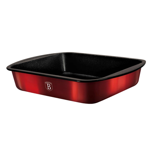 Product image of Oblong roaster 29,5x26,5cm. Part of the Metallic Line Burgundy Edition . Features: • Material: carbon steel with titan non-stick coating • Size: 29,5*26,5*6,3 cm • Inner size: 24,5*24,5 cm • Color: metallic burgundy. (Studio view). Official Berlinger Haus product, boosted by Promintra sl.