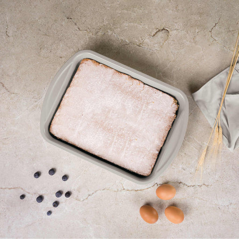 Product image of Oblong roaster 40x28,5cm. Part of the Sahara Collection . Features: • Material: carbon steel with titanPro non-stick coating • Size: 40*28,5*7 cm • Color: matt cream. (Studio view). Official Berlinger Haus product, boosted by Promintra sl.