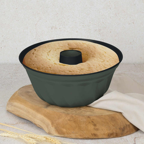 Product image of Bundt pan 25cm. Part of the Matte Green Collection . Features: • Material: carbon steel with titanPro non-stick coating • Size: 25*10,5 cm • Color: matt green. (Studio view). Official Berlinger Haus product, boosted by Promintra sl.