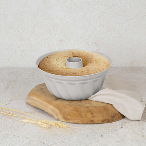 Product image of Bundt pan 25cm. Part of the Sahara Collection . Features: • Material: carbon steel with titanPro non-stick coating • Size: 25*10,5 cm • Color: matt cream. (Studio view). Official Berlinger Haus product, boosted by Promintra sl.