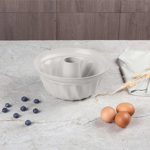 Product image of Bundt pan 25cm. Part of the Sahara Collection . Features: • Material: carbon steel with titanPro non-stick coating • Size: 25*10,5 cm • Color: matt cream. (Studio view). Official Berlinger Haus product, boosted by Promintra sl.