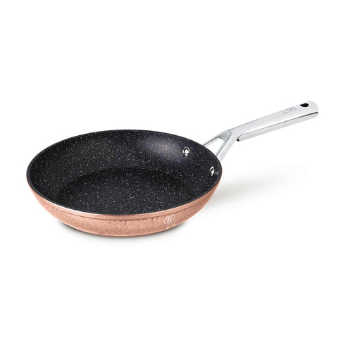 Imatge del producte de la paella de 24 cm. Forma part de la col·lecció Hammered Copper. Característiques: • Material: alumini forjat amb recobriment de marbre no estètic • Paella de Ø24 cm • Color: coure DISSENY REGISTRAT DE BERLINGER HAUS!. (Vista de la caixa de regal). Producte oficial de Berlinger, impulsat per Promintra sl.