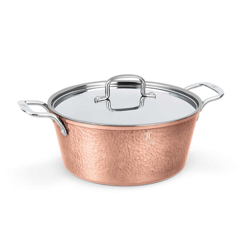 Imatge del producte de cassola amb tapa de 28 cm. Part de la col·lecció Hammered Copper. Característiques: • Material: alumini forjat amb recobriment antiadherent de marbre • Cassola amb tapa de Ø28*12,4 cm, 6,1 L • Color: coure DISSENY REGISTRAT DE BERLINGER HAUS!. (Vista de l'estudi). Producte oficial de Berlinger, impulsat per Promintra sl.