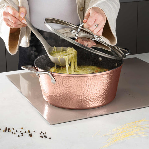 Imatge del producte de cassola amb tapa de 28 cm. Part de la col·lecció Hammered Copper. Característiques: • Material: alumini forjat amb recobriment antiadherent de marbre • Cassola amb tapa de Ø28*12,4 cm, 6,1 L • Color: coure DISSENY REGISTRAT DE BERLINGER HAUS!. (Vista de l'estudi). Producte oficial de Berlinger, impulsat per Promintra sl.