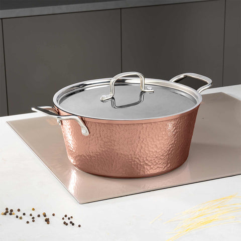 Imatge del producte de cassola amb tapa de 28 cm. Part de la col·lecció Hammered Copper. Característiques: • Material: alumini forjat amb recobriment antiadherent de marbre • Cassola amb tapa de Ø28*12,4 cm, 6,1 L • Color: coure DISSENY REGISTRAT DE BERLINGER HAUS!. (Vista de l'estudi). Producte oficial de Berlinger, impulsat per Promintra sl.
