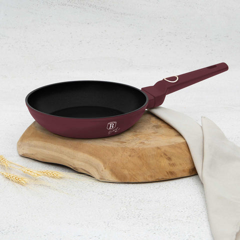 Imatge del producte de la paella de 20 cm. Part de la col·lecció Leonardo. Característiques: • Material: alumini forjat amb recobriment antiadherent TitanPro • Paella de Ø20*4,5 cm 1,0 L • Color: bordeus mat DISSENY REGISTRAT DE BERLINGER HAUS!. (Vista de l'estudi). Producte oficial de Berlinger, impulsat per Promintra sl.
