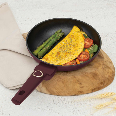 Imatge del producte de la paella de 20 cm. Part de la col·lecció Leonardo. Característiques: • Material: alumini forjat amb recobriment antiadherent TitanPro • Paella de Ø20*4,5 cm 1,0 L • Color: bordeus mat DISSENY REGISTRAT DE BERLINGER HAUS!. (Vista de l'estudi). Producte oficial de Berlinger, impulsat per Promintra sl.