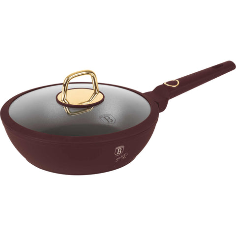 Imagem do produto: Frigideira funda com tampa de 24 cm. Parte da Coleção Leonardo. Características: • Material: alumínio forjado com revestimento antiaderente TitanPro • Frigideira funda com tampa Ø24*6,5 cm 2,3 L • Cor: bordô fosco DESIGN REGISTRADO POR BERL.... (Vista do estúdio). Produto oficial Berlinger Haus, impulsionado por Promintra sl.