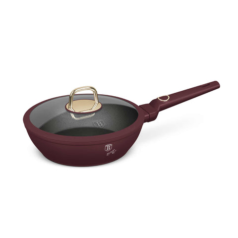 Imagem do produto: Frigideira funda com tampa de 24 cm. Parte da Coleção Leonardo. Características: • Material: alumínio forjado com revestimento antiaderente TitanPro • Frigideira funda com tampa Ø24*6,5 cm 2,3 L • Cor: bordô fosco DESIGN REGISTRADO POR BERL.... (Vista do estúdio). Produto oficial Berlinger Haus, impulsionado por Promintra sl.