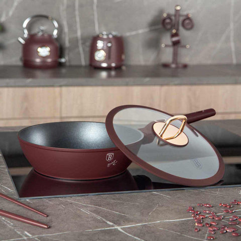 Imagem do produto: Frigideira funda com tampa de 24 cm. Parte da Coleção Leonardo. Características: • Material: alumínio forjado com revestimento antiaderente TitanPro • Frigideira funda com tampa Ø24*6,5 cm 2,3 L • Cor: bordô fosco DESIGN REGISTRADO POR BERL.... (Vista do estúdio). Produto oficial Berlinger Haus, impulsionado por Promintra sl.