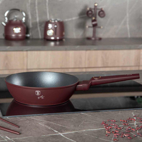 Imagem do produto: Frigideira funda com tampa de 24 cm. Parte da Coleção Leonardo. Características: • Material: alumínio forjado com revestimento antiaderente TitanPro • Frigideira funda com tampa Ø24*6,5 cm 2,3 L • Cor: bordô fosco DESIGN REGISTRADO POR BERL.... (Vista do estúdio). Produto oficial Berlinger Haus, impulsionado por Promintra sl.