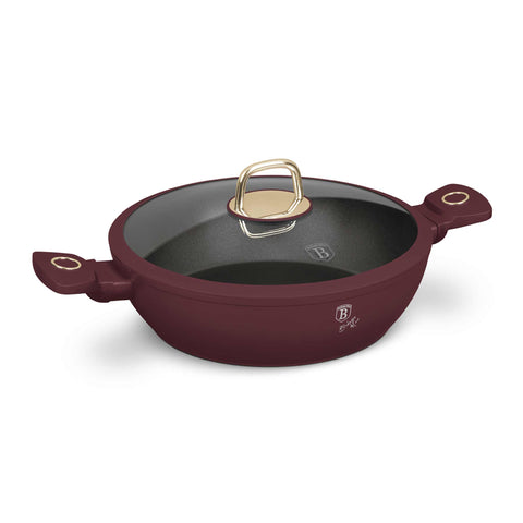 Imagem do produto: Panela rasa com tampa de 28 cm. Parte da Coleção Leonardo. Características: • Material: alumínio forjado com revestimento antiaderente TitanPro • Panela rasa com tampa Ø28*7,5 cm 3,8 L • Cor: bordô fosco DESIGN REGISTRADO POR BERL.... (Vista do estúdio). Produto oficial Berlinger Haus, impulsionado por Promintra sl.