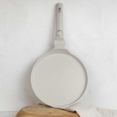Imatge del producte de la paella de 28 cm. Part de la col·lecció Sahara. Característiques: • Material: alumini forjat amb recobriment antiadherent TitanPro • Paella de Ø28*5,2 cm 2,4 L • Color: crema mat DISSENY REGISTRAT DE BERLINGER HAUS!. (Vista d'estil de vida). Producte oficial de Berlinger, impulsat per Promintra sl.