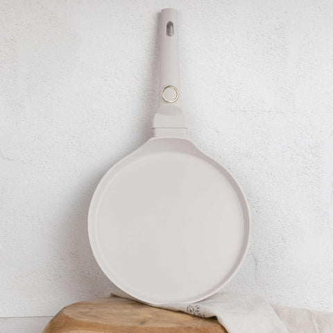 Product image of Pancake pan 25cm. Part of the Sahara Collection . Features: • Material: forged aluminum with non-stick titanPro coating • Pancake pan Ø25*1,5 cm • Color: matt cream REGISTERED DESIGN BY BERLINGER HAUS!. (Studio view). Official Berlinger Haus product, boosted by Promintra sl.