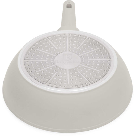 Imatge del producte de Paella fonda amb tapa de 24 cm. Part de la col·lecció Sahara. Característiques: • Material: alumini forjat amb recobriment antiadherent TitanPro • Paella fonda amb tapa de Ø24*6,5 cm 2,3 L • Color: crema mat DISSENY REGISTRAT DE BERLING.... (Vista de l'estudi). Producte oficial de Berlinger, impulsat per Promintra sl.