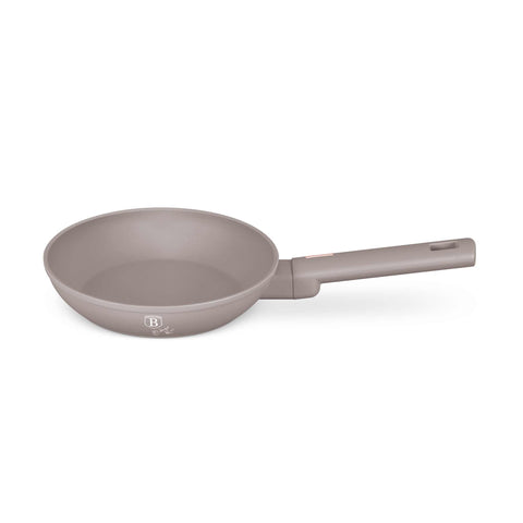 Imatge del producte de la paella de 20 cm. Part de la col·lecció Taupe. Característiques: • Material: alumini forjat amb recobriment antiadherent TitanPro • Paella de Ø20*4,5 cm 1,0 L • Color: taupe mat DISSENY REGISTRAT DE BERLINGER HAUS!. (Vista conceptual). Producte oficial de Berlinger, impulsat per Promintra sl.