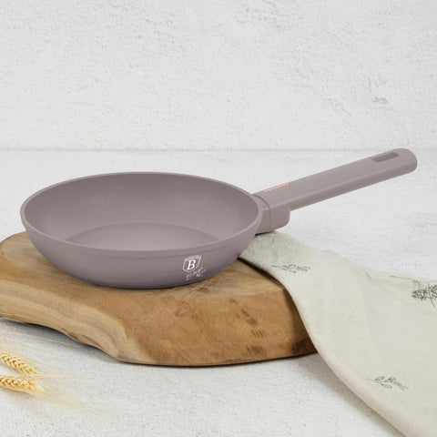 Imatge del producte de la paella de 20 cm. Part de la col·lecció Taupe. Característiques: • Material: alumini forjat amb recobriment antiadherent TitanPro • Paella de Ø20*4,5 cm 1,0 L • Color: taupe mat DISSENY REGISTRAT DE BERLINGER HAUS!. (Vista conceptual). Producte oficial de Berlinger, impulsat per Promintra sl.