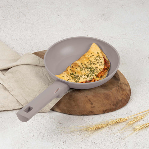 Imatge del producte de la paella de 20 cm. Part de la col·lecció Taupe. Característiques: • Material: alumini forjat amb recobriment antiadherent TitanPro • Paella de Ø20*4,5 cm 1,0 L • Color: taupe mat DISSENY REGISTRAT DE BERLINGER HAUS!. (Vista conceptual). Producte oficial de Berlinger, impulsat per Promintra sl.