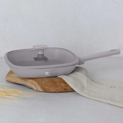 Imatge del producte de la paella a la planxa amb tapa de 28 cm. Part de la col·lecció Taupe. Característiques: • Material: alumini forjat amb recobriment antiadherent TitanPro • Paella a la planxa amb tapa Ø28*4,1 cm 2,1L • Color: taupe mat DISSENY REGISTRAT DE BERLINGER.... (Vista de l'estudi). Producte oficial de Berlinger, impulsat per Promintra sl.