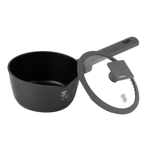 Imatge del producte de Salze pa amb tapa de 16 cm. Forma part de la col·lecció Antracita. Característiques: • Material: alumini forjat amb recobriment antiadherent TitanPro • Salze pa Ø16*7 cm 1,2L • Color: antracita mat DISSENY REGISTRAT DE BERLINGER HAUS!. (Vista de l'estudi). Producte oficial de Berlinger, impulsat per Promintra sl.