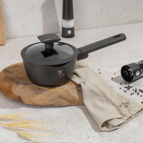 Imatge del producte de Salze pa amb tapa de 16 cm. Forma part de la col·lecció Antracita. Característiques: • Material: alumini forjat amb recobriment antiadherent TitanPro • Salze pa Ø16*7 cm 1,2L • Color: antracita mat DISSENY REGISTRAT DE BERLINGER HAUS!. (Vista de l'estudi). Producte oficial de Berlinger, impulsat per Promintra sl.