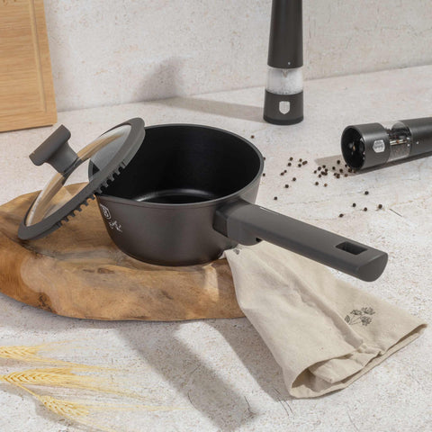 Imatge del producte de Salze pa amb tapa de 16 cm. Forma part de la col·lecció Antracita. Característiques: • Material: alumini forjat amb recobriment antiadherent TitanPro • Salze pa Ø16*7 cm 1,2L • Color: antracita mat DISSENY REGISTRAT DE BERLINGER HAUS!. (Vista de l'estudi). Producte oficial de Berlinger, impulsat per Promintra sl.