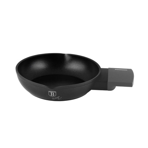 Imatge del producte de Mini pa 16cm. Forma part de la col·lecció Antracita. Característiques: • Material: alumini forjat amb recobriment antiadherent TitanPro • Mini pa Ø16 cm • Color: antracita mat DISSENY REGISTRAT DE BERLINGER HAUS!. (Vista de l'estudi). Producte oficial de Berlinger, impulsat per Promintra sl.