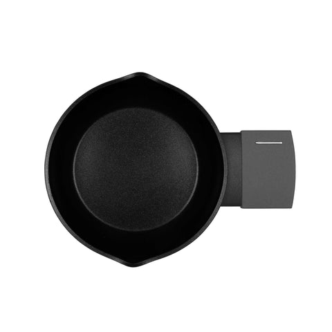 Imatge del producte de Mini pa 16cm. Forma part de la col·lecció Antracita. Característiques: • Material: alumini forjat amb recobriment antiadherent TitanPro • Mini pa Ø16 cm • Color: antracita mat DISSENY REGISTRAT DE BERLINGER HAUS!. (Vista de l'estudi). Producte oficial de Berlinger, impulsat per Promintra sl.