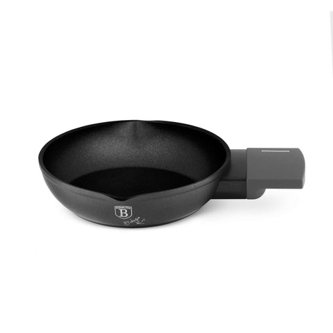 Imatge del producte de Mini pa 16cm. Forma part de la col·lecció Antracita. Característiques: • Material: alumini forjat amb recobriment antiadherent TitanPro • Mini pa Ø16 cm • Color: antracita mat DISSENY REGISTRAT DE BERLINGER HAUS!. (Vista de l'estudi). Producte oficial de Berlinger, impulsat per Promintra sl.