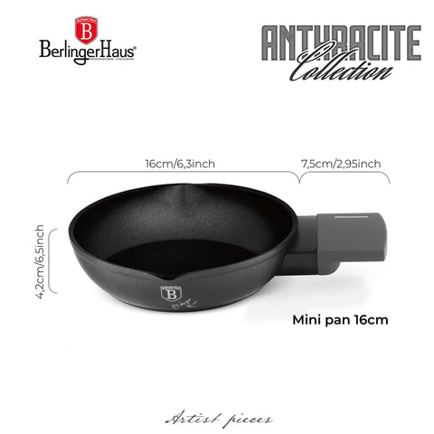 Imatge del producte de Mini pa 16cm. Forma part de la col·lecció Antracita. Característiques: • Material: alumini forjat amb recobriment antiadherent TitanPro • Mini pa Ø16 cm • Color: antracita mat DISSENY REGISTRAT DE BERLINGER HAUS!. (Vista de l'estudi). Producte oficial de Berlinger, impulsat per Promintra sl.