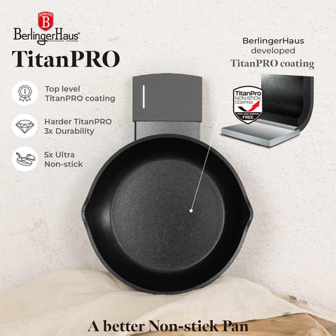 Imatge del producte de Mini pa 16cm. Forma part de la col·lecció Antracita. Característiques: • Material: alumini forjat amb recobriment antiadherent TitanPro • Mini pa Ø16 cm • Color: antracita mat DISSENY REGISTRAT DE BERLINGER HAUS!. (Vista de l'estudi). Producte oficial de Berlinger, impulsat per Promintra sl.