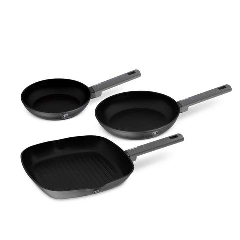 Imatge del producte d'un joc de 3 paelles. Part de la col·lecció Antracita. Característiques: • Material: alumini forjat amb recobriment antiadherent TitanPro • Inclou: • Paella Ø20*4,5 cm 1,0L • Paella Ø24*4,8 cm 1,7L • Paella per a graella Ø28*4,1 cm 2,1... (Vista d'estudi). Producte oficial de Berlinger, impulsat per Promintra sl.